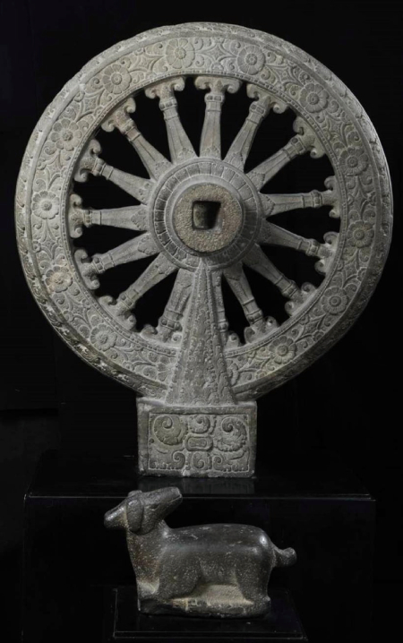 Le Dharmachakra ou la roue du Dharma et le cerf en pierre