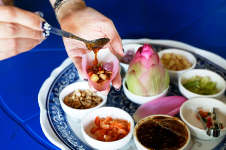 l’apéritif enveloppé de pétales de fleurs de lotus