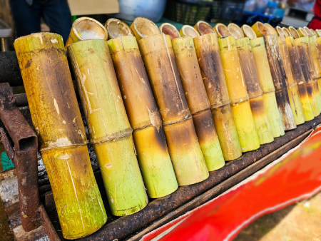 du riz gluant cuit dans du bamboo